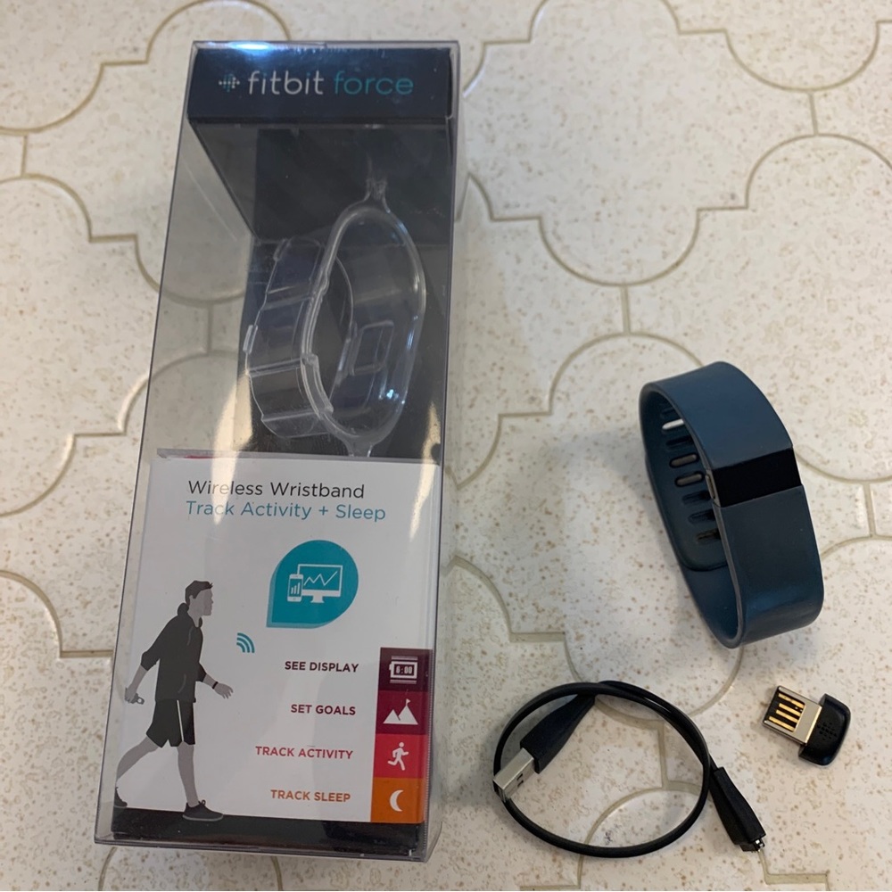 Fitbit Force FB402 Wireless Activity Wristband - gray w/ charger